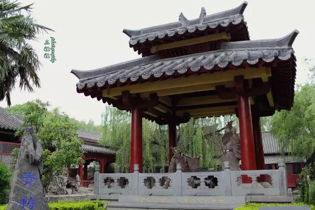 在汉寿亭侯大殿正中,立有红脸关公骑马挥刀的彩色塑像.