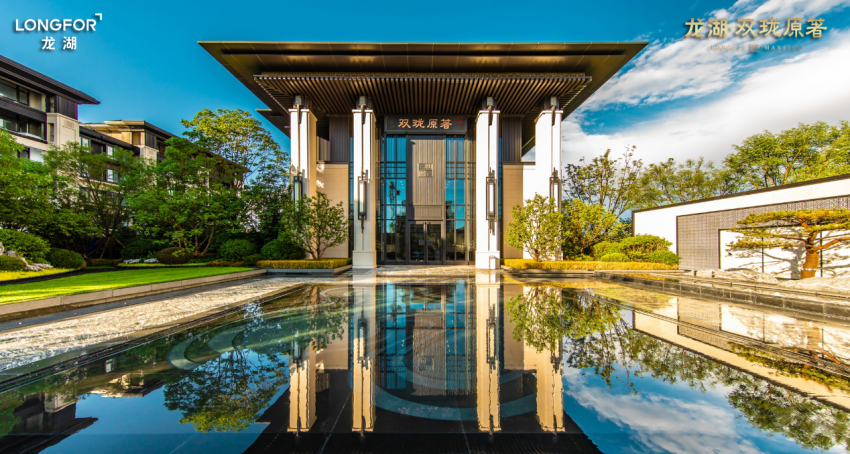 恢弘气派的府院大门,古朴典雅的廊亭,山水如画的园中景色,一举惊艳