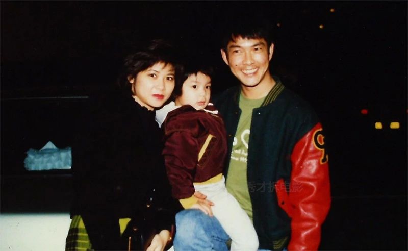 武打明星元彪一家四口罕见高清合影女儿已于四年前嫁人