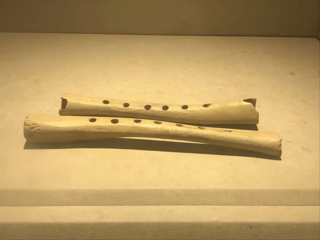 贾湖遗址共发掘出三十余支骨笛是世界上迄今为止发现最早,保存最完整