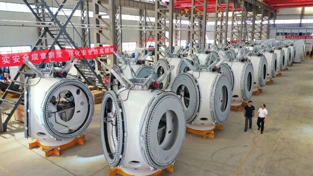 首台风机下线,标志着内蒙古四华风电设备有限公司装备制造能力升级,也