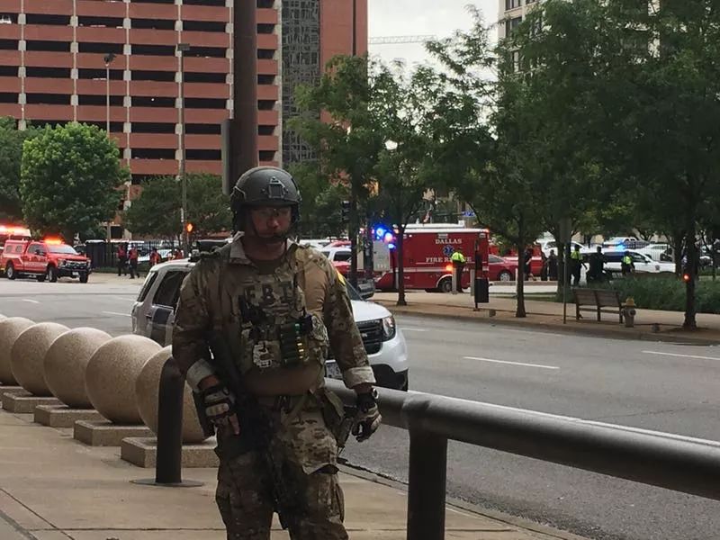 今早达拉斯downtown发生枪击,枪手全幅武装和警察激烈交火!