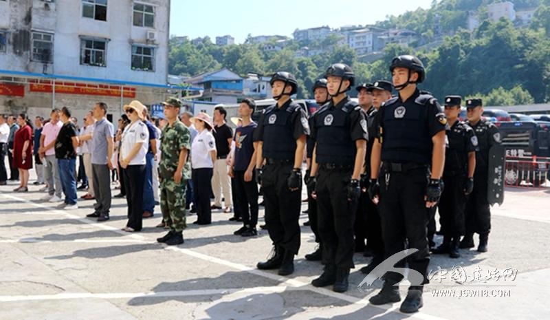 建始网讯(通讯员肖亚玲)6月14日上午,建始县公安局反恐特警大队联合