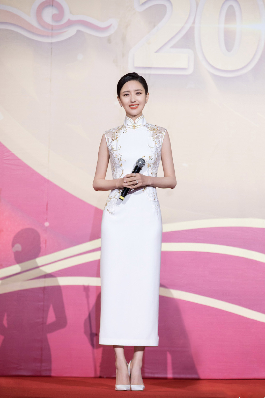 36岁佟丽娅真有气质穿白色旗袍充满古典美感妥妥女神范