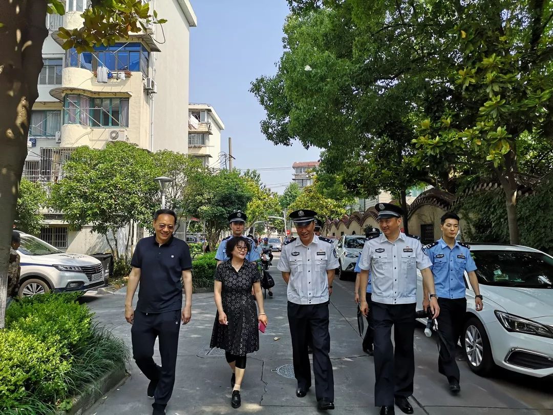 街道党工委副书记吕超,浦兴路派出所所长严爱民,教导员朱宝英等陪同.