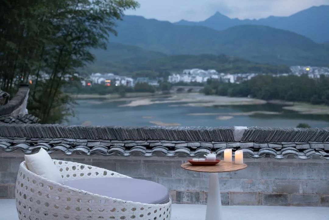 白墙青瓦,低檐粉黛的徽派设计,这才是民俗最高级打开方式!