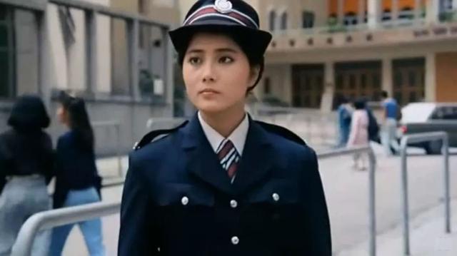 20岁时首次主演电影《皇家师姐3:雌雄大盗》正式开始演艺事业