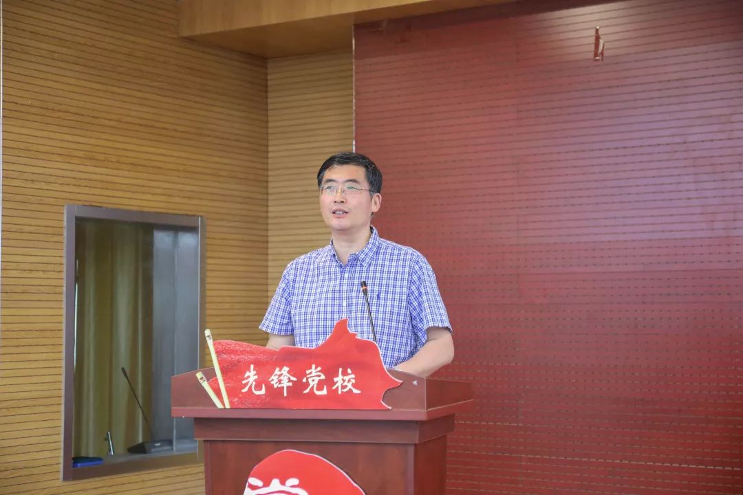 校党委副书记尚洪波老师上台为先锋七期授旗并讲话.