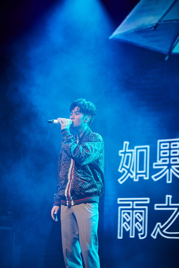 周兴哲举办粉丝同乐生日会爱犬肖邦亮相献蛋糕