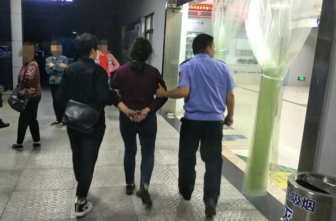 远安警察抓贼退赃小偷专挑卖菜老人下手可恶