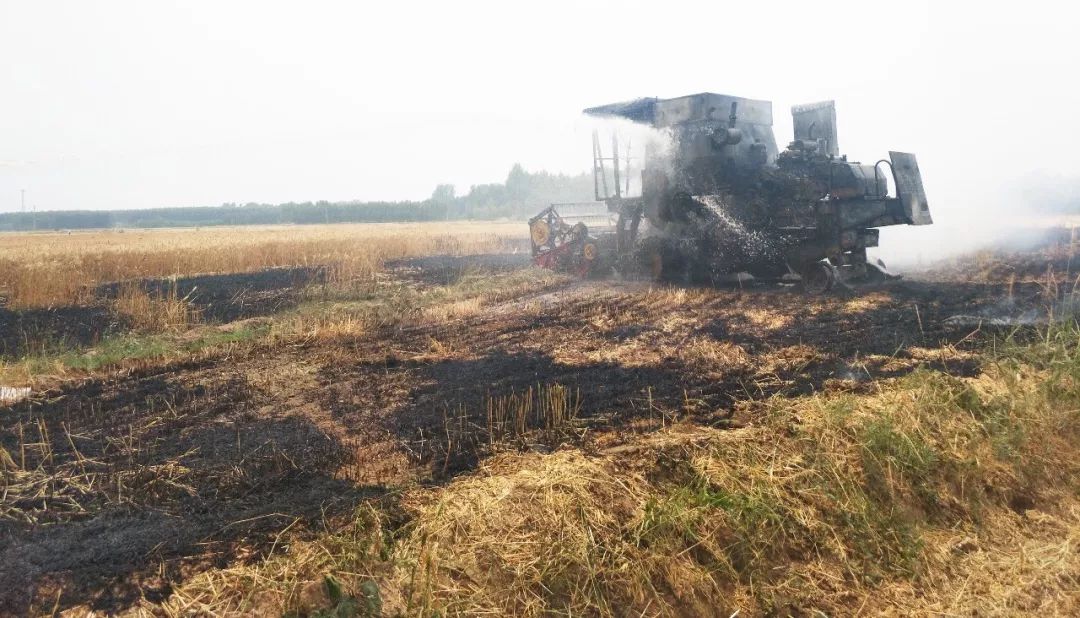 德州多地麦田发生火灾收割机被烧成黑炭附现场视频