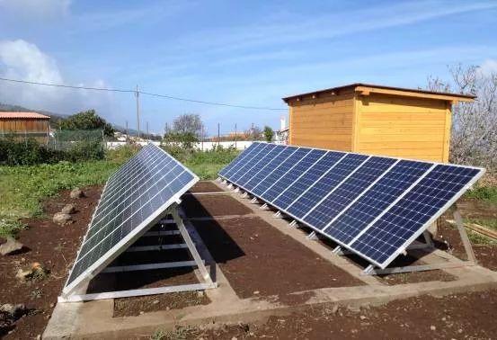 安装在室外场地上的太阳能电池板系统背面一瞥屋顶安装太阳能光伏发电