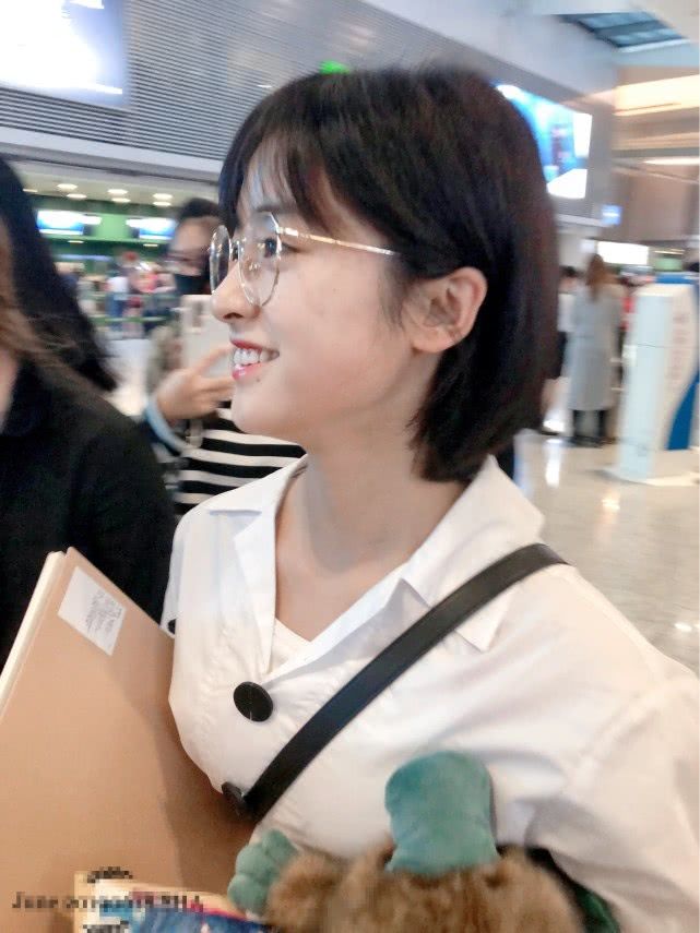 沈月机场生图曝光身材纤瘦,被路人近距离抓拍颜值超高