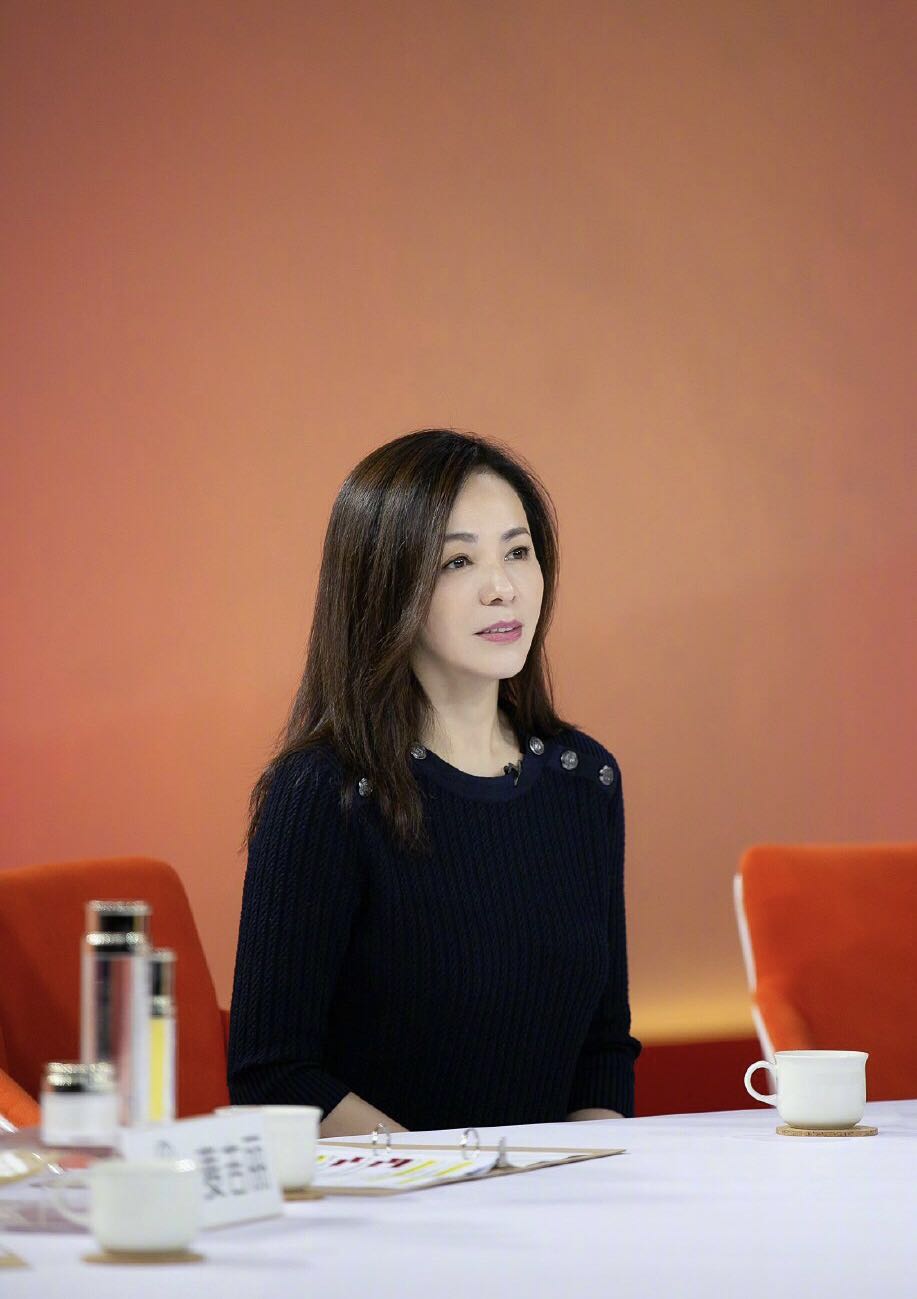 雪姨王琳出席千与千寻首映粉色亮片开叉裙配长发气质优雅