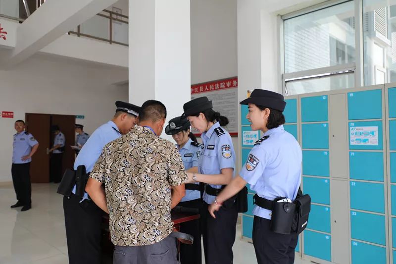 书记郑宇视察工作在县政法委的领导和协调下中江县公安局抽调30名特警