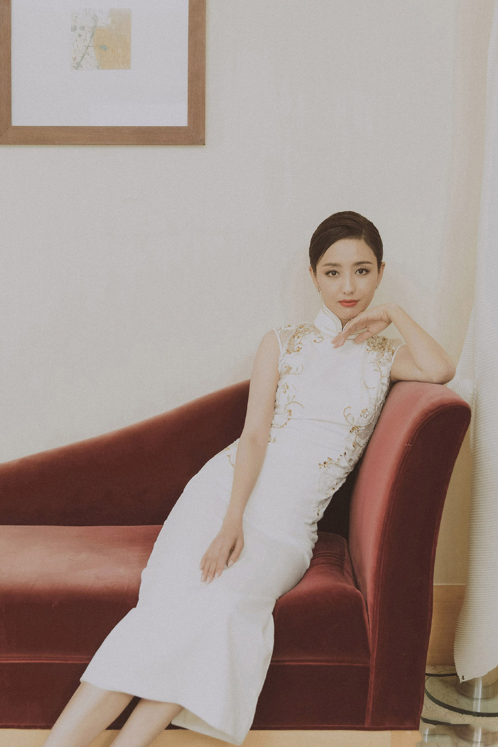 36岁佟丽娅真有气质穿白色旗袍充满古典美感妥妥女神范