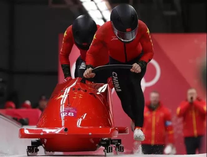 雪娃带你看冬奥冰上赛车雪橇