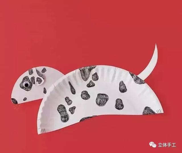 再用画笔在纸盘上画出斑点狗的标志性斑点,最后用热胶枪将所有的小