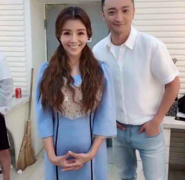 朱迅怀孕了46岁朱迅与尼格买提晒自拍小腹隆起引网友热议