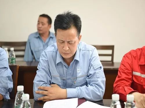 江汉油田分公司副总经理徐义卫参加江汉盐化工安全大反思大讨论座谈会