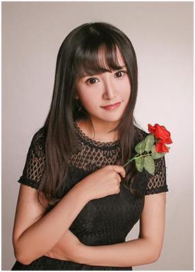 可能是见到漂亮妹子心情有些兴奋的缘故,开黑过程中的鲨鱼呦不知道从