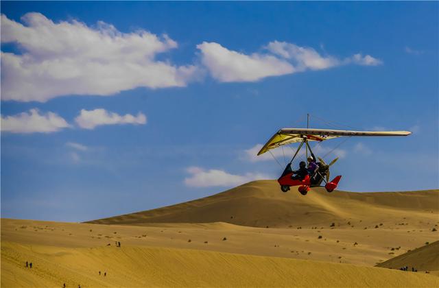敦煌月牙泉可以坐直升机滑翔机空中俯瞰月牙泉美景