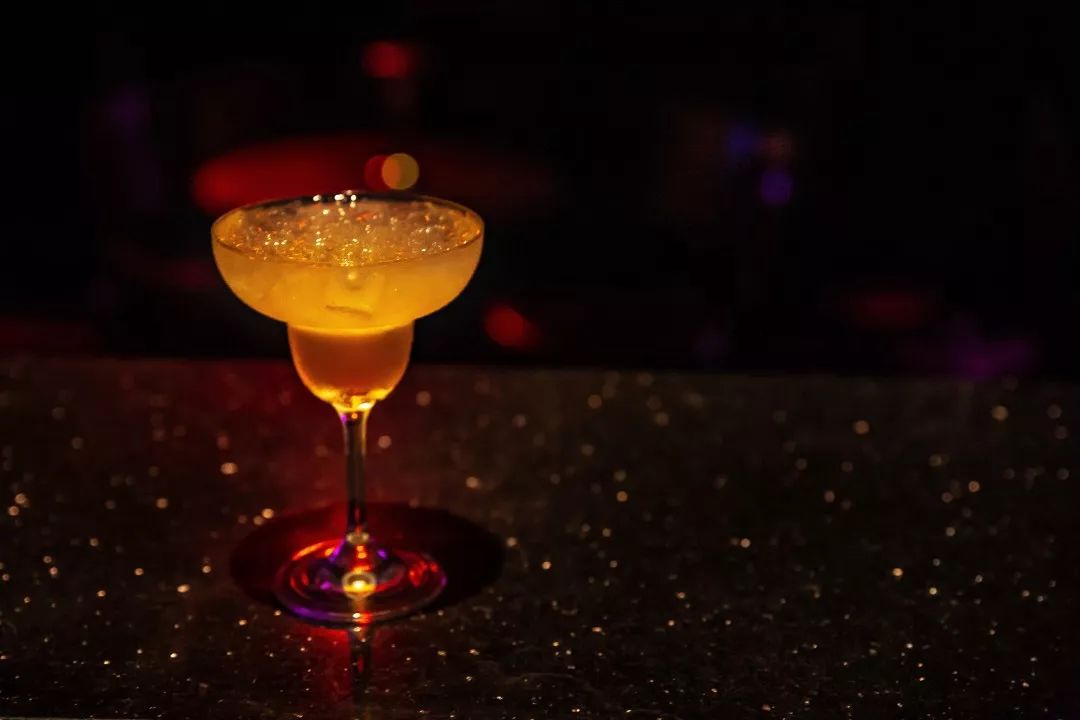 青春不朽喝杯小酒