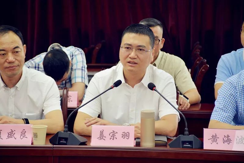 市教育局领导姜宗羽,黄海波,夏盛良;芳庄乡乡长薛颖,副乡长黄龙雷