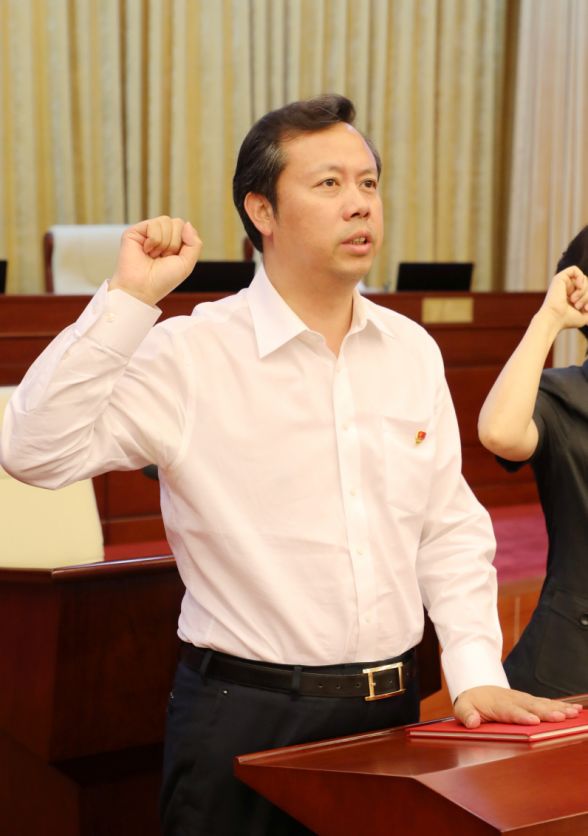 重磅曾劲任海淀区代区长手抚宪法宣誓