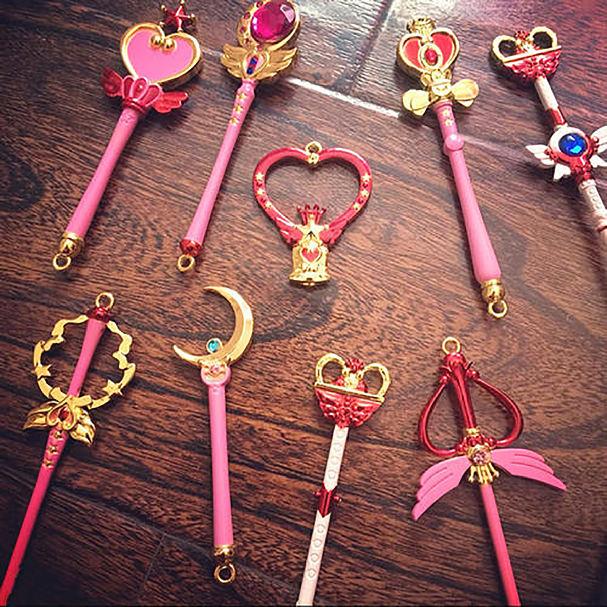 作品中考虑到主角 木之本樱 随时应对魔物的状况,将魔法棒化身为随身