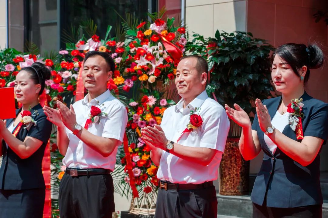 洛阳天府火锅老板儿子图片