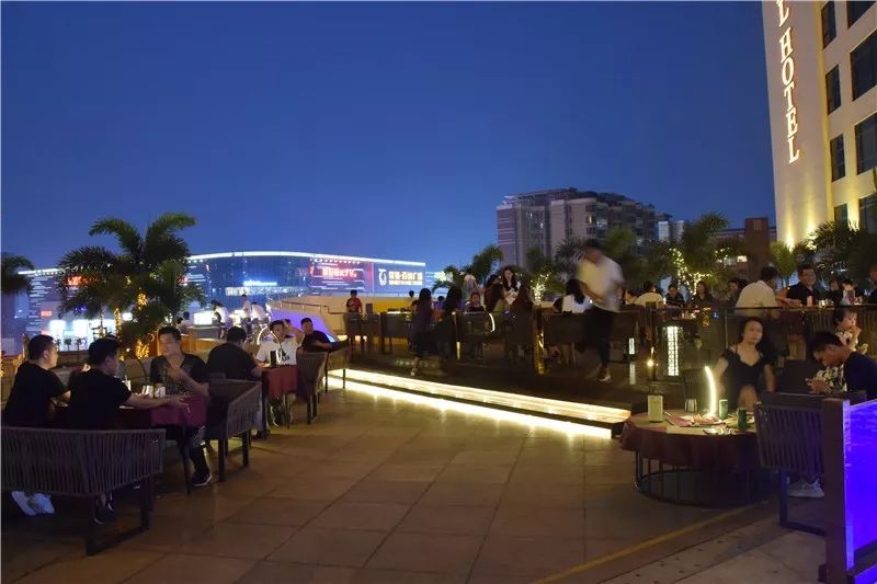 酒店5楼等你来嗨恭候潮男潮女们来沙井唯一的天空泳池酒吧vena福利一