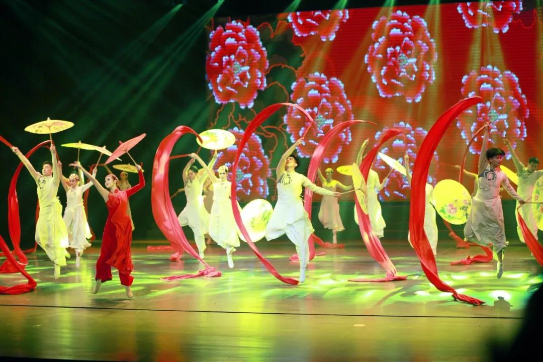 精彩回顾情系兵团美在东方中国东方演艺集团经典歌舞晚会在石城连续