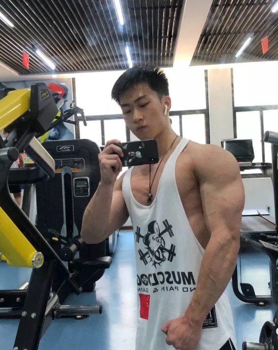 姓名:王一航年龄:21周岁身高:170cm,体重:60kg家乡:河南卧推:100公斤