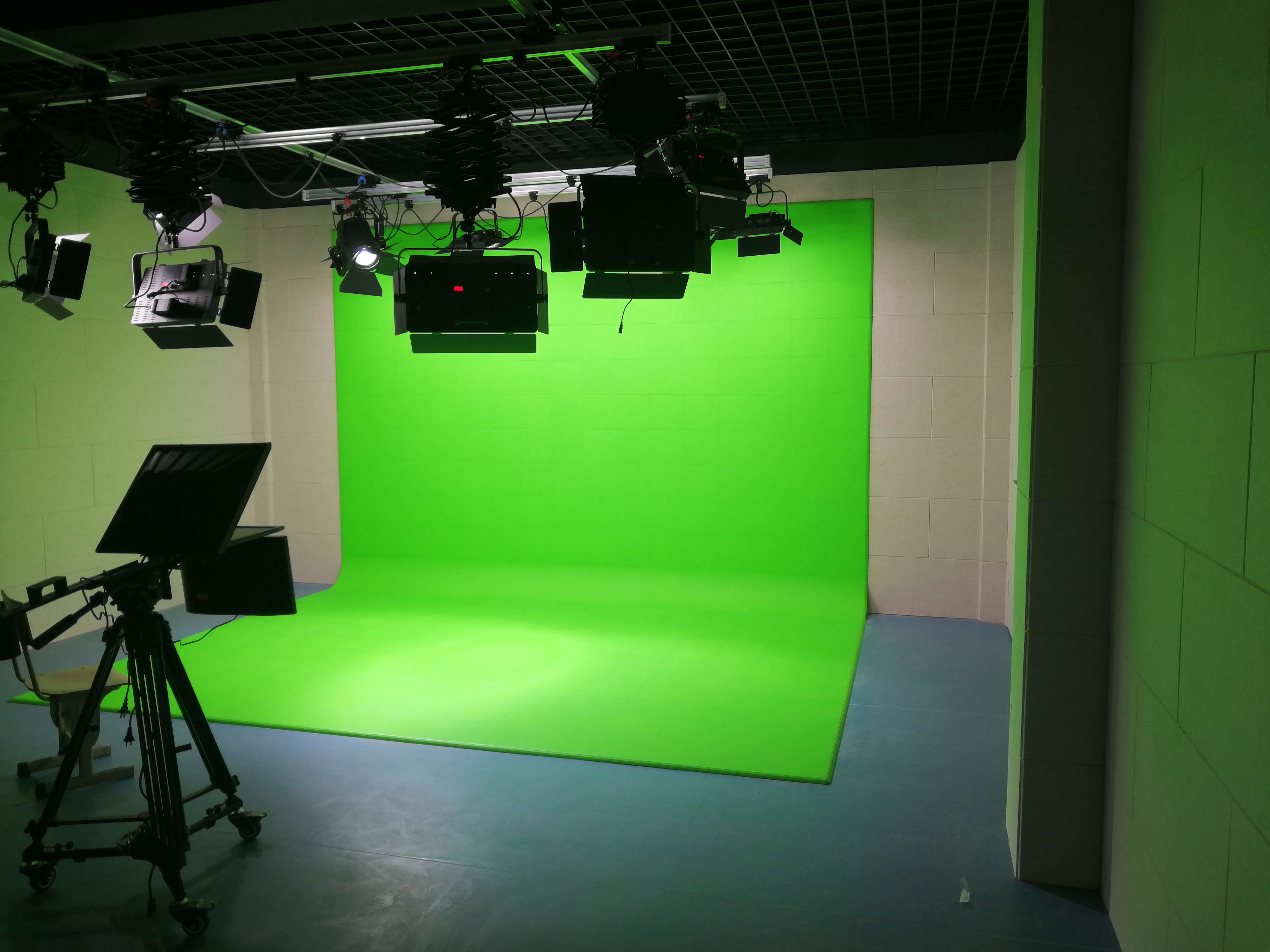 校园电视台虚拟演播室的蓝箱和灯光如何选择