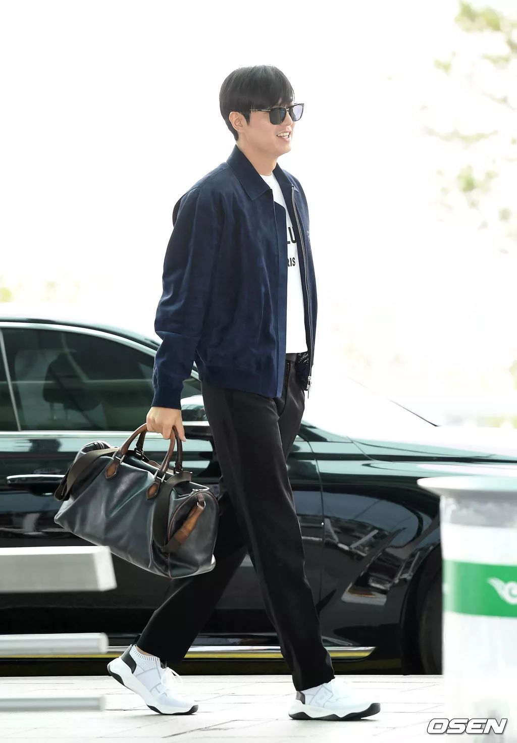 李敏镐现身机场前往巴黎时装周韩网标题神赐的美貌