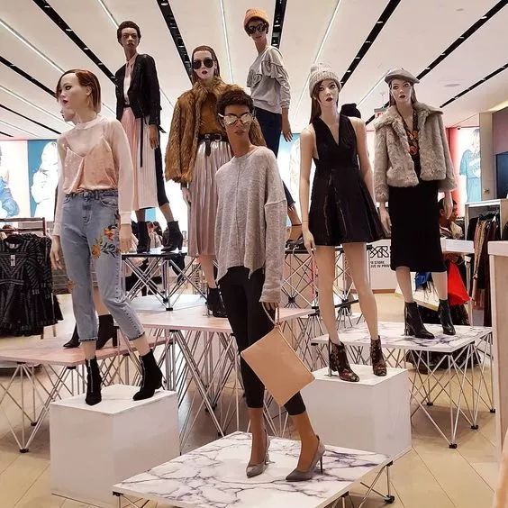 我们日常生活中的搭配决不能少了配饰一样,一个有着配饰加持的模特,会