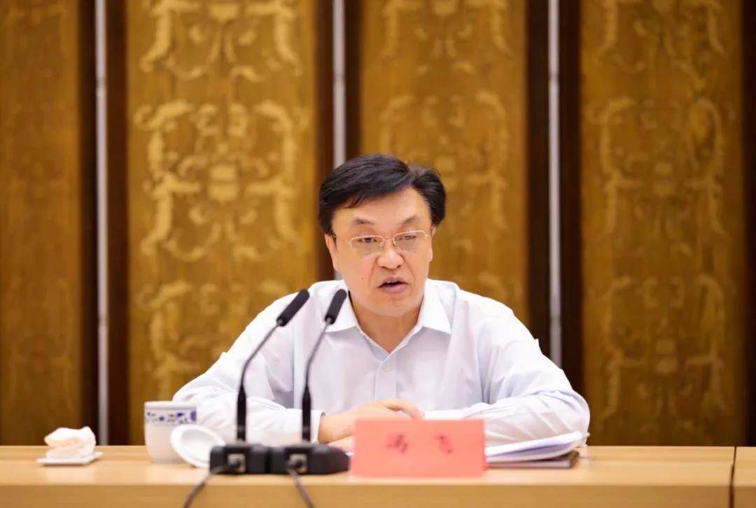 省委常委,常务副省长冯飞主持会议并讲话.