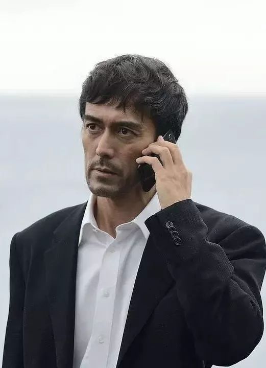 加贺恭一郎1人物分析在东京都葛饰区小菅的某座公寓里,发现了一具被