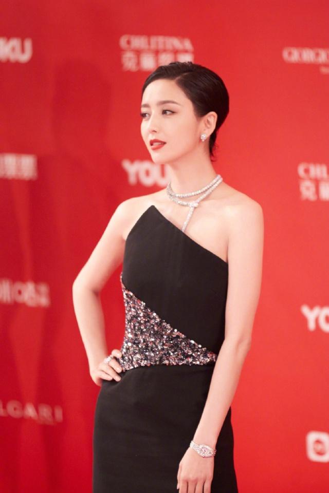 佟丽娅绝美营业,三套造型连路拍都不肯放过,豆沙粉纱裙气质更绝