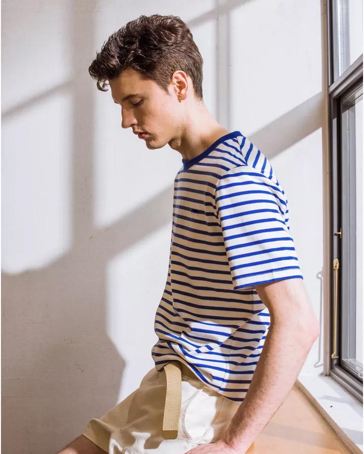 蓝白两种色系还能组成经典的"海魂衫",作为一代人青春的记忆,这种经典