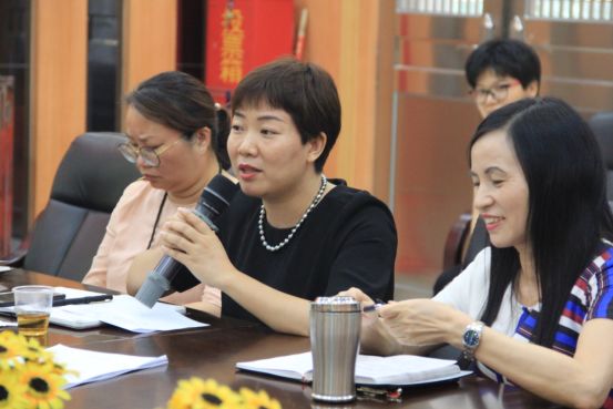 课题主持人朱丽娜主任首先从课题研究背景和意义,研究过程以及研究