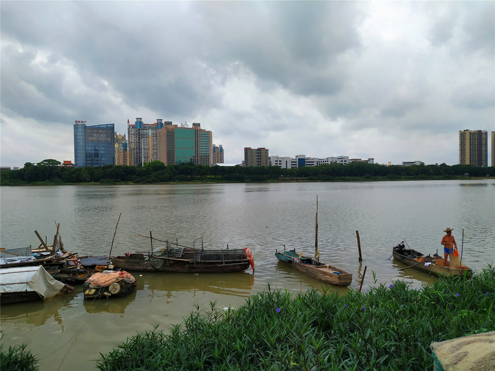 实拍东莞东江:滔滔江水,景观优美,还有钓鱼人