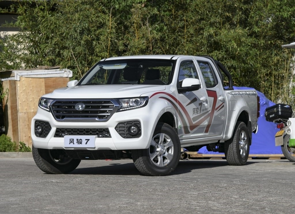 硬朗的怒狮造型风骏7的外观设计在一众皮卡车型里属于算不上出彩,但会