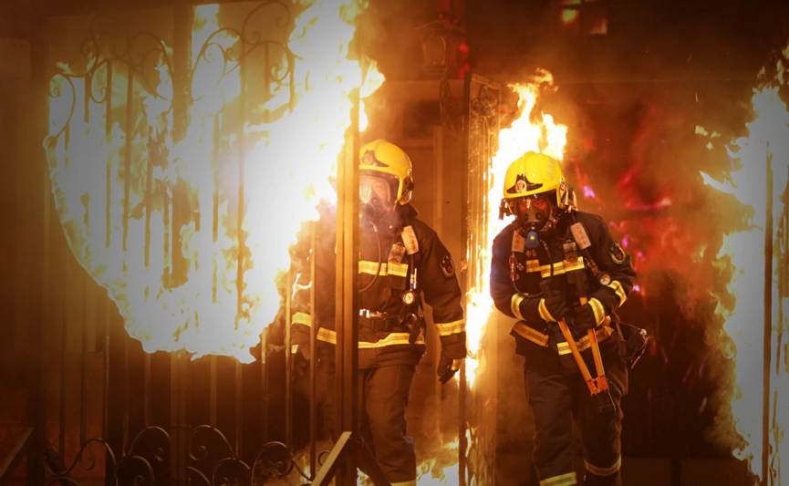 向消防员致敬愿你们每次出警都能平安归来百变达人消防演示尽显英雄