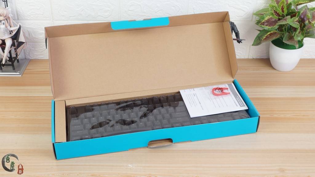 在包装盒背面,是这款键盘特色的详细介绍.感兴趣的网友,可以看一下.