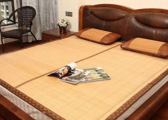 夏天睡凉席觉得热,家里常见的这种东西撒一点,比开空调还凉快