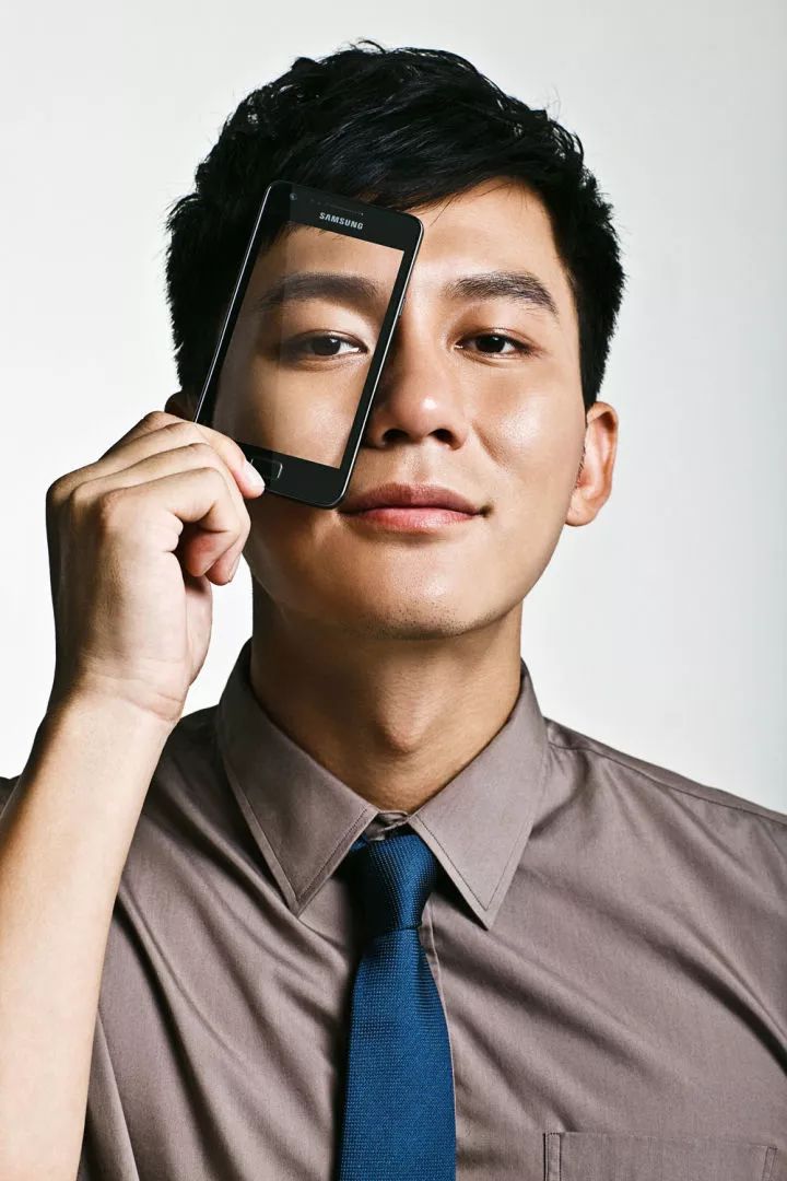 图例2:《时尚芭莎bazaar》某期人物专访tom hooper(第83届奥斯卡最佳