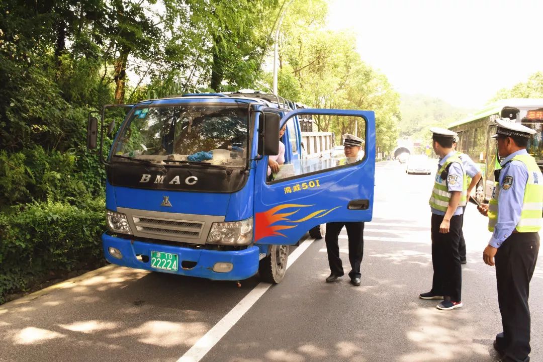 变型拖拉机路面管控进入常态化限行首日查扣22辆提前报废77辆