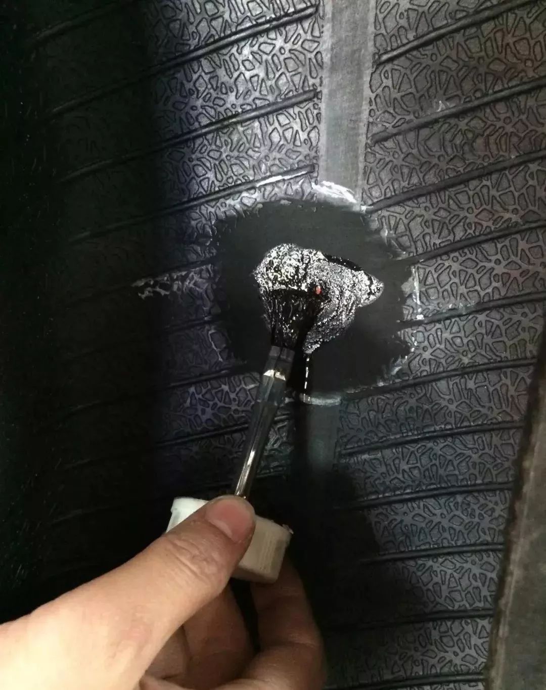 蘑菇钉补胎为何这么贵?